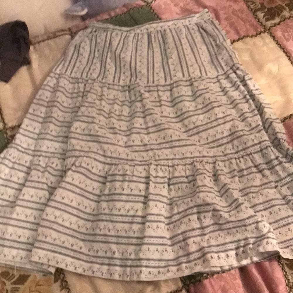 Women’s blue and white floral pinstripe vintage cottage core midi skirt 70s